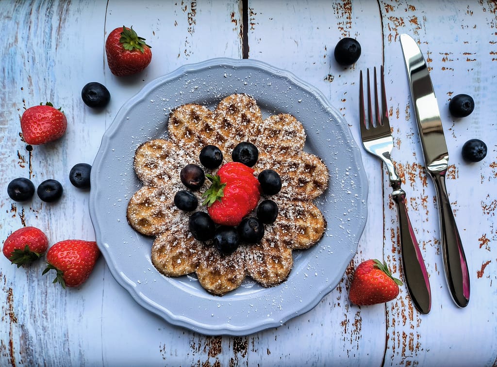 Low-Carb Waffeln mit roten Früchten