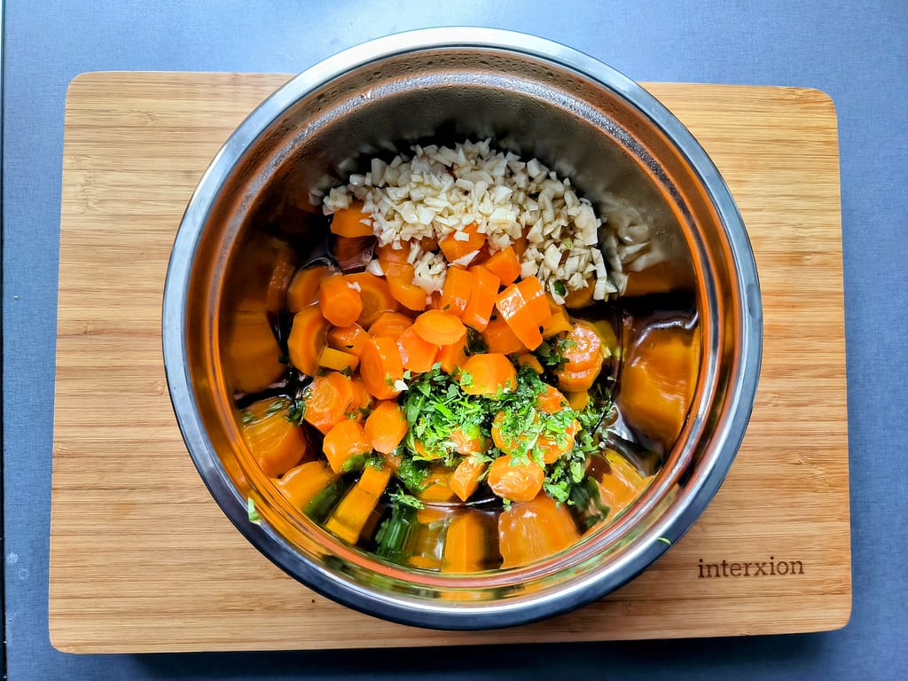 Karotten, Knoblauch, Petersilie und Öl vermischen
