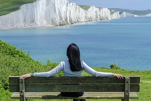 Relaxen auf einer Bank mit Blick aufs Meer
