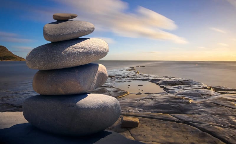 Achtsam aufgestellte Steine am Meer