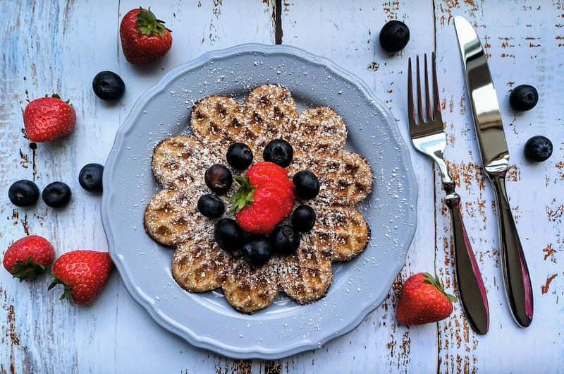 Low-Carb Waffeln mit roten Früchten