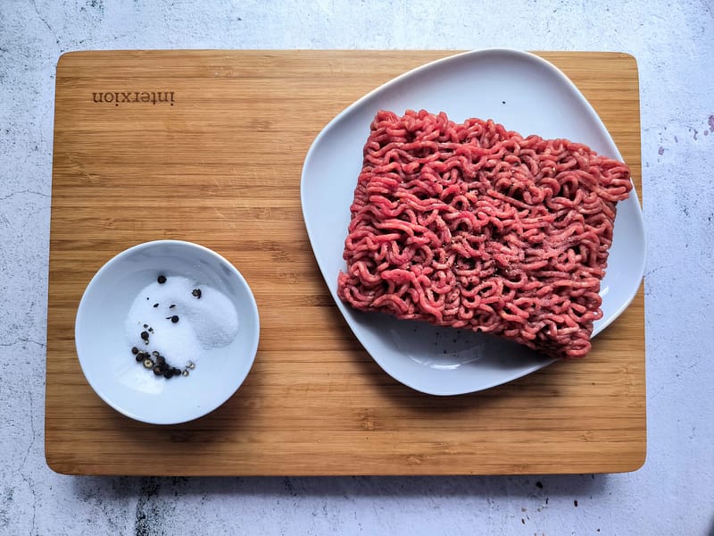 Hackfleisch mit Salz und Pfeffer würzen