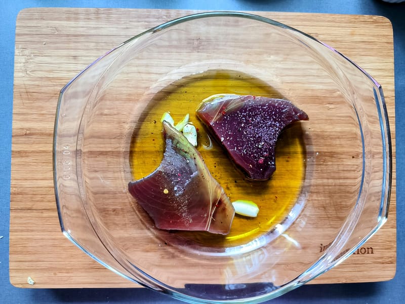 Thunfisch für den Nizza-Salat marinieren