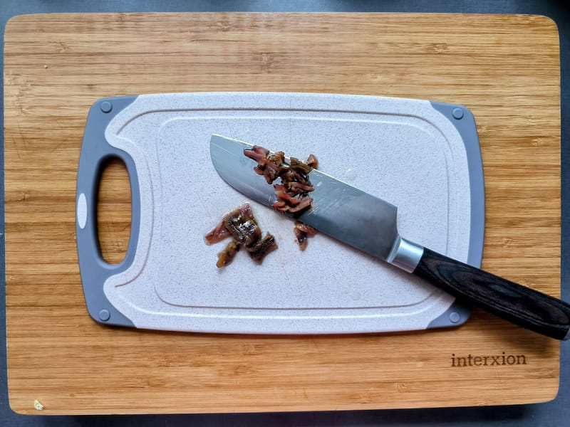 Sardellen hacken für den Nizza-Salat