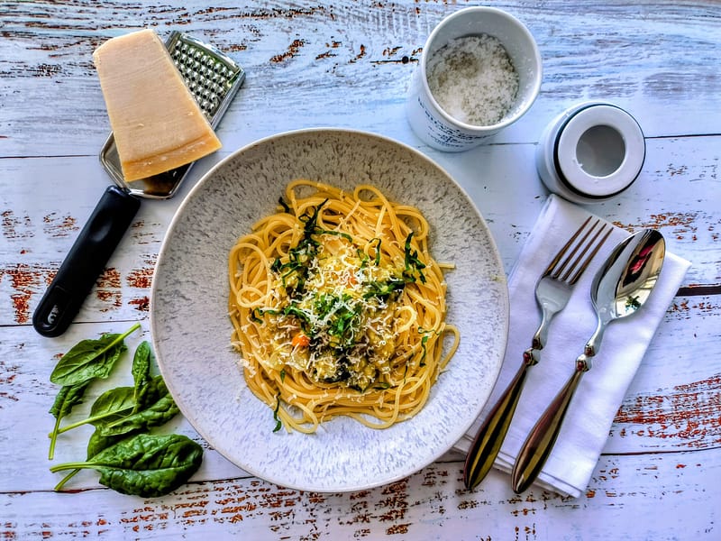 Weiße Linsenbolognese auf Spaghetti