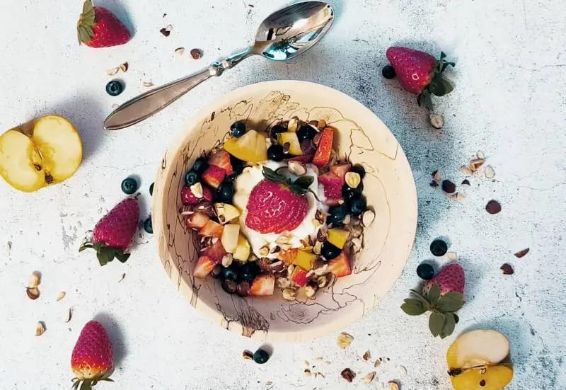 Low-Carb Porridge mit Kokosjoghurt und frischen Früchten